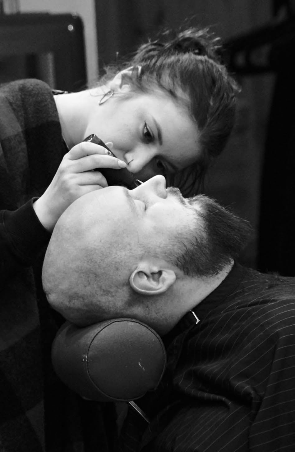 Precyzyjna praca przy brodzie w The Barbers