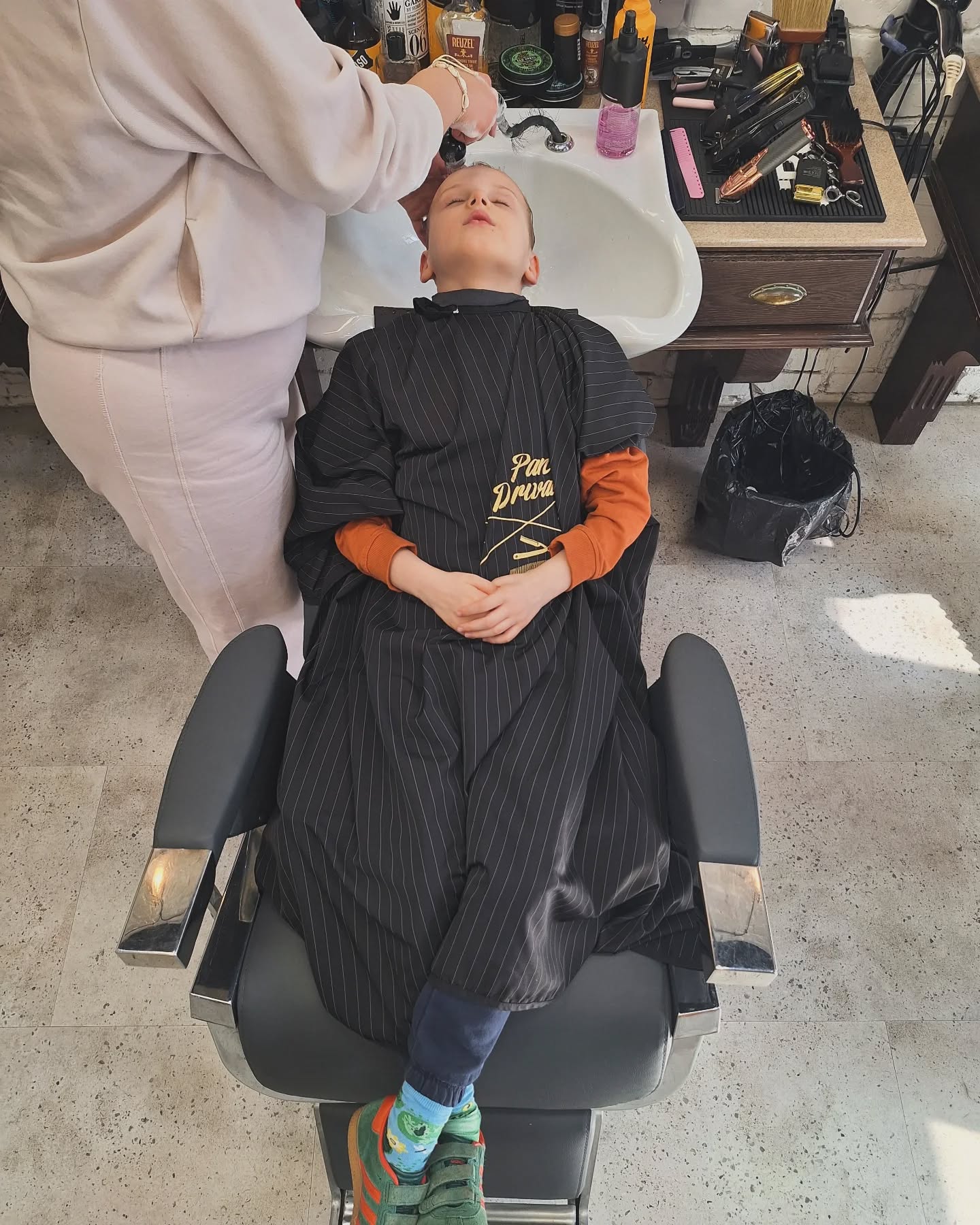 Młody klient podczas wizyty w The Barbers